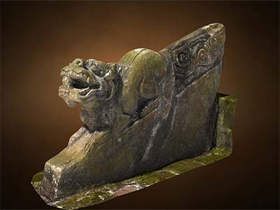Thềm bậc hình linh vật sấu (nghê) nằm trong khuôn viên chùa Nhạ Phúc, Hoài đức