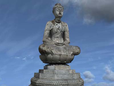 Sự tồn tại của các cổ vật  hay các biểu tượng văn hóa thật mong manh trước những xung đột và tham vọng của con người. Do luôn có giá trị  về vật chất hoặc là chỗ dựa tinh thần nên các quí vật này luôn là mục đích đầu tiên để cướp bóc, triệt phá trong các cuộc giao tranh. Ở Việt nam ta cũng vậy ,mặc dù nghệ thuật phát triển rực rỡ nhưng cũng chinh chiến liên miên nên các di sản quí mang tính biểu tượng còn lại rất ít.  Bức tượng Adiđà bằng đá xanh trong chùa Phật tích là một bảo vật may mắn đã vượt qua được những biến động thăng trầm của một ngàn năm lịch sử , vẫn còn đó dưới mái chùa trên núi Lạn kha "giữ hồn dân tộc".   Bức tượng này thật xứng đáng với danh hiệu "Bảo vật quốc gia" bởi sức sống mãnh liệt, đường nét tự chủ (phong cách Việt Chăm ,không hề ảnh hưởng bởi phật giáo Bắc tông)Tượng vốn được thếp vàng, đặt trong tháp lớn. Tháp đổ vùi lấp đã che chở cho bức tượng trước sự tận diệt văn hóa của giặc Minh. Thời đánh Pháp chùa lại bị đốt để tiêu thổ kháng chiến, tượng phật  vẫn còn nhưng sức nóng của lửa đã làm vôi hóa bề mặt chuyển màu tượng từ xanh đen sang xám trắng. Rồi trong những cuộc giao tranh đạn pháo của quân Pháp đã bắn trúng làm bức tượng tưởng như bị hủy diệt : đầu gãy, ngực vỡ, thân, bệ lăn lóc nhiều năm  ngoài bãi cỏ (đầu tượng thì may mắn được một cụ trong làng cất giấu đợi đến khi hòa bình lập lại mới mang ra để giúp nhà nước phục chế). Bức tượng quí nay đã được hàn gắn lại tương đối đúng với vóc dáng khi xưa -chỉ còn vài khiếm khuyết như: đầu tượng gắn hơi ngửa ra sau, bệ tròn sư tử chưa lắp - còn hai tai và một số chi tiết thì đă mất hẳn .VR3D đã Ảo hóa bảo vật này vừa để thêm một tầng bảo vệ trong không gian số ,vừa để giới thiệu rộng rãi với mọi người một tâm hồn rất Việt trong một bức tượng đầy thương tích :"Hiền hậu, giản dị nhưng đầy bản sắc và mãnh liệt sức sống". Mời các bạn chiêm ngưỡng để hấp thu tinh thần, tinh hoa đất nước.