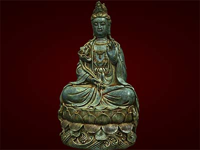 Phật Bà Quan Âm ngồi cầm hoa sen